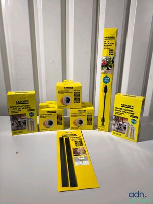 un grand nombre d'objets différents posés sur une table