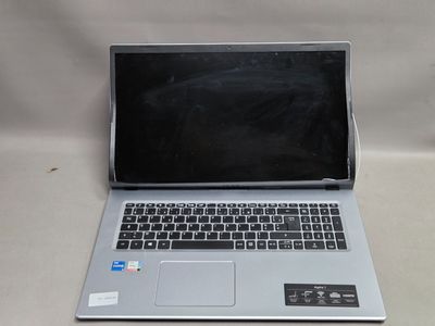 un ordinateur portable ouvert posé sur une table blanche