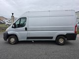 une photo d'une camionnette argentée garée sur un parking