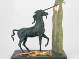 statue en bronze représentant un cheval avec une lance sur la tête