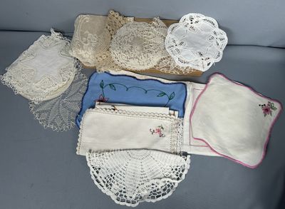 plein de napperons et de mouchoirs posés sur un canapé