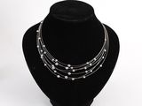 gros plan d'un collier sur un mannequin sur fond blanc