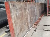 une voiture garée dans un garage, à côté d'un gros bloc de béton