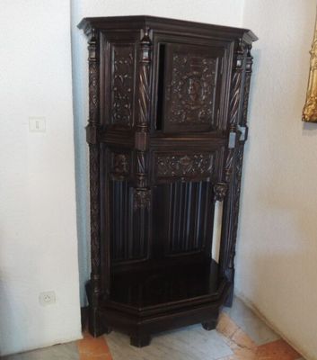 un meuble en bois dans le coin d'une pièce