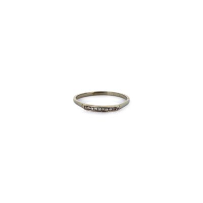 gros plan d'une bague en diamant sur fond blanc