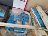une pile de livres et d'autres objets dans une boîte