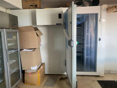 des boîtes sont empilées dans une pièce
