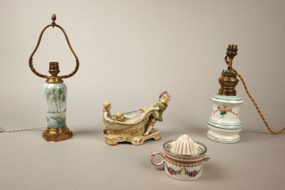 trois pièces de porcelaine différentes sur la table