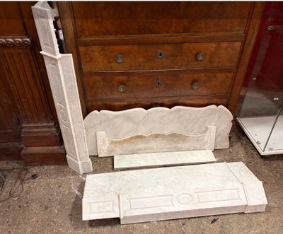 a marble bench sitting in front of a dresser in a room