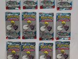 un paquet de cartes à collectionner Pokémon posé sur une surface blanche