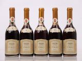 quatre bouteilles de vin sont alignées sur une table