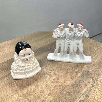 deux figurines assises sur une table