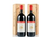 deux bouteilles de vin rouge devant une caisse en bois