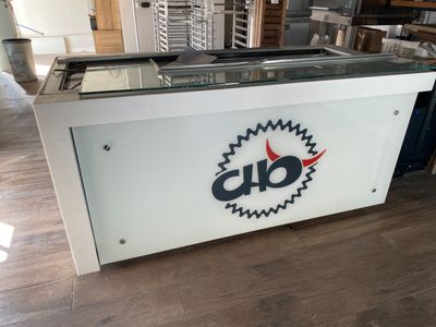 une image représentant un comptoir en verre sur lequel figure un logo