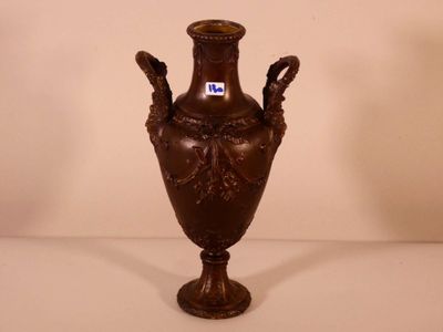 Vase balustre à anses de style Louis XVI en régule à décor c… - Photo 1