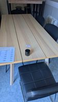 A l'extérieur, dans un Algeco: un lot de mobilier de bureau …