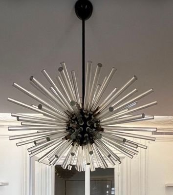 un grand lustre suspendu au plafond de la cuisine