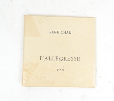 un vieux livre à la couverture blanche posé sur une table