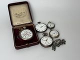 une boîte contenant plusieurs montres de poche