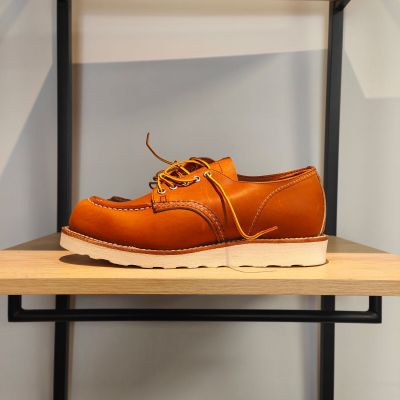 des chaussures Oxford « Red Wing » sur une étagère dans un magasin de chaussures