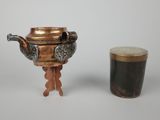 une petite tasse à côté d'une autre petite tasse sur une table