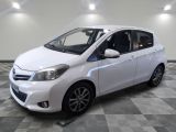 la toyota yaris blanche est garée sur un carrelage à carreaux