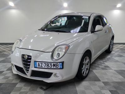 une voiture blanche garée dans un garage