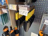 un présentoir d'outils de jardinage mis en vente dans un magasin