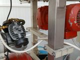 un homme qui se tient à côté d'une borne d'incendie rouge