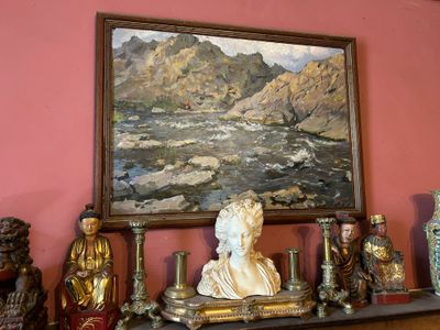 une photo d'un tableau accroché au mur au-dessus d'une étagère