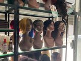 de nombreux mannequins et perruques exposés dans un magasin