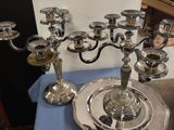 chandelier plaqué argent avec six bougies sur une nappe bleue
