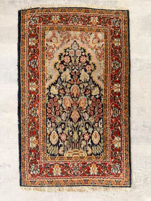 un tapis persan antique avec un motif floral sur fond blanc