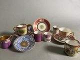 de nombreuses tasses et soucoupes posées sur une table