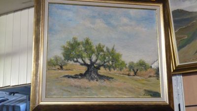 une image d'un tableau accroché au mur d'une pièce