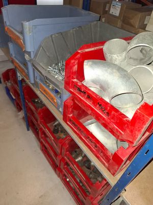 un chariot rouge sur lequel se trouvent tout un tas d'objets métalliques
