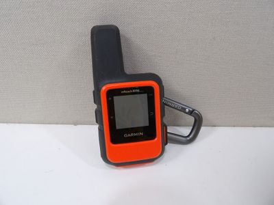 un Garmin orange et noir posé sur une surface blanche
