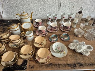 a table that has a lot of cups and saucers on it