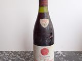 une bouteille de vin posée sur une table