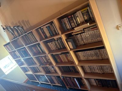 une étagère contenant beaucoup de livres