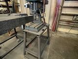 une machine posée sur une table dans une pièce