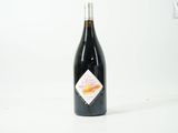 une bouteille de vin posée sur une table