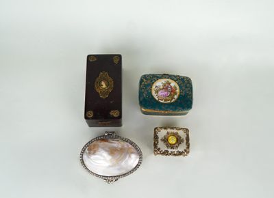 plusieurs types de bijoux sont présentés sur une surface blanche