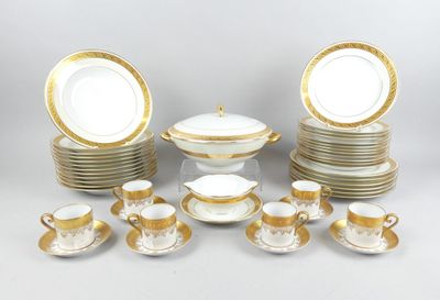 beaucoup d'assiettes, de tasses et de soucoupes sur la table