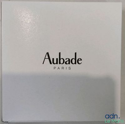 un gros plan d'une boîte blanche sur laquelle figure un logo noir
