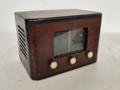 une radio à l'ancienne posée sur une surface blanche