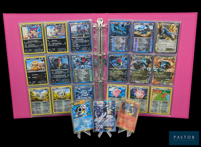une photo montrant un présentoir de cartes Pokémon sur fond rose