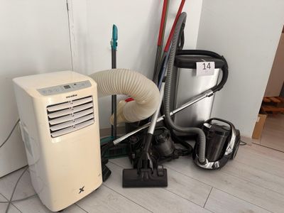 un petit climatiseur posé à côté d'un autre petit climatiseur