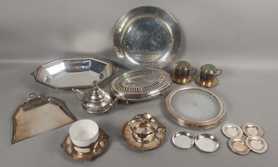 beaucoup d'objets en argent qui se trouvent sur la table