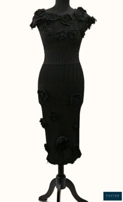 une robe noire sur un mannequin sur fond blanc